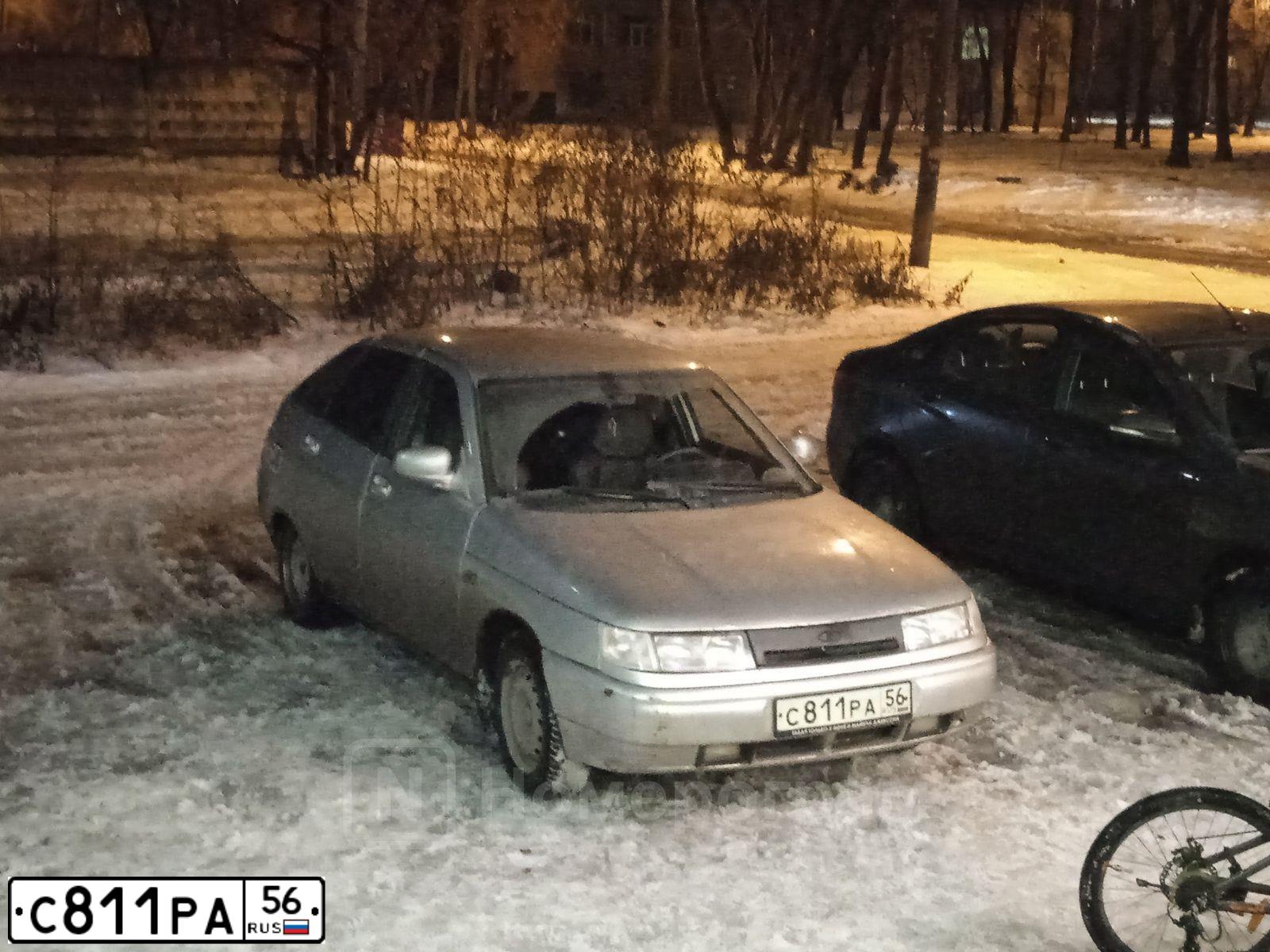 Фото автомобиля LADA 2112, 2003 — госномер С811РА56. Цвет: Светло-серебристый металик