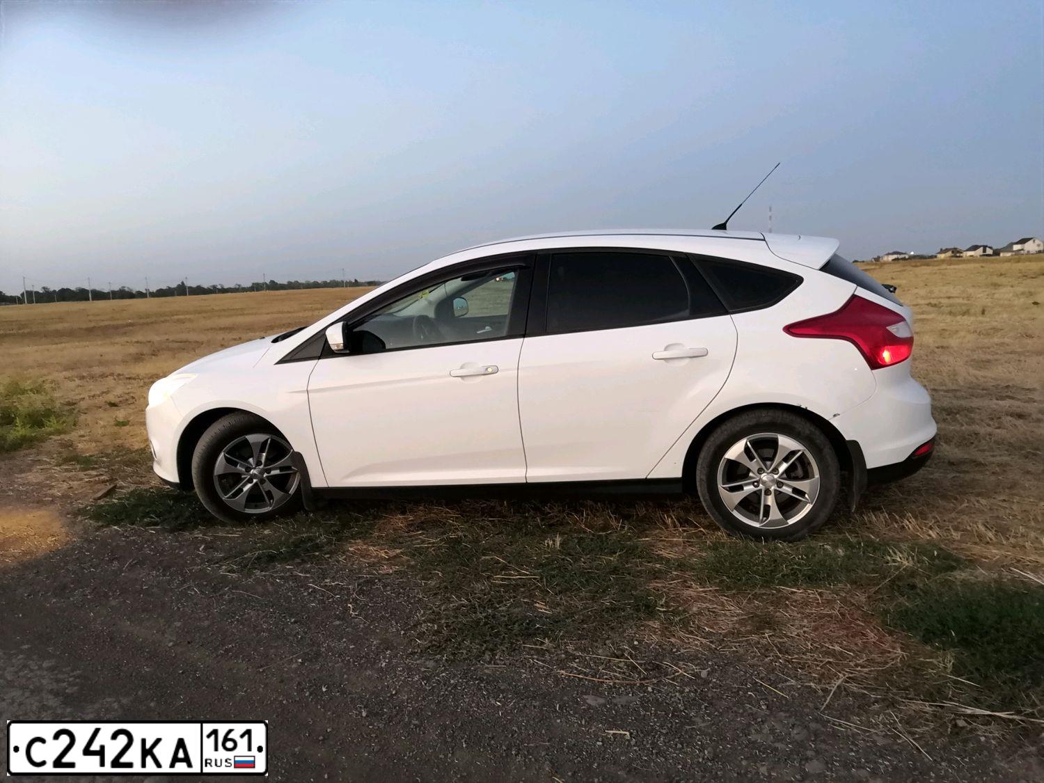 Фото автомобиля FORD FOCUS, 2011 — госномер О733СЕ190. Цвет: Белый