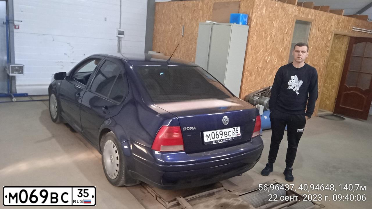 Фото автомобиля VOLKSWAGEN BORA, 1999 — госномер Т450ЕЕ35. Цвет: СИНИЙ (ТЕМНО-СИНИЙ)
