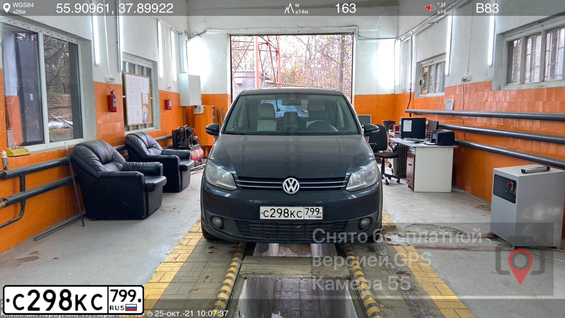 Фото автомобиля VOLKSWAGEN TOURAN, 2010 — госномер С298КС799. Цвет: ЧЕРНЫЙ
