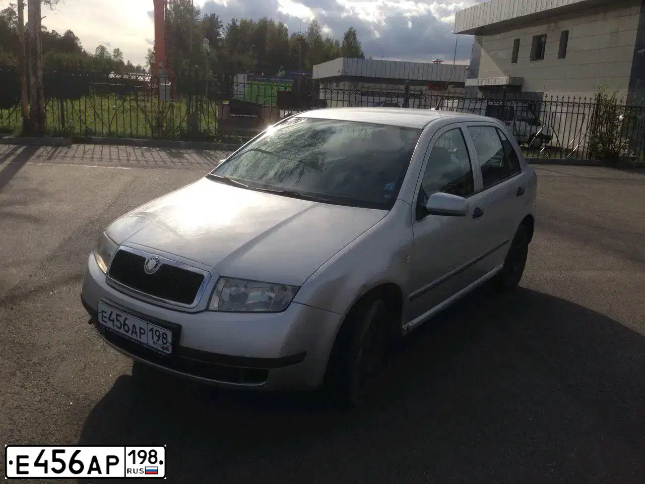 Фото автомобиля SKODA FABIA, 2004 — госномер О888КР78. Цвет: СЕРЕБРИСТЫЙ