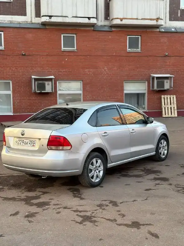 Фото автомобиля VOLKSWAGEN POLO, 2012 — госномер Н229АК250. Цвет: Серебристый