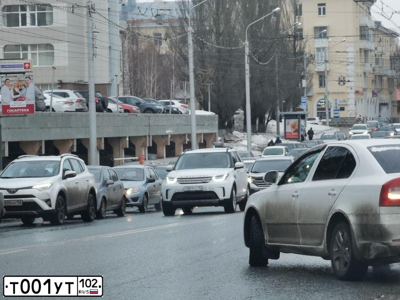 Фото автомобиля BMW X1, 2011 — госномер Т070РТ102. Цвет: ЧЕРНЫЙ