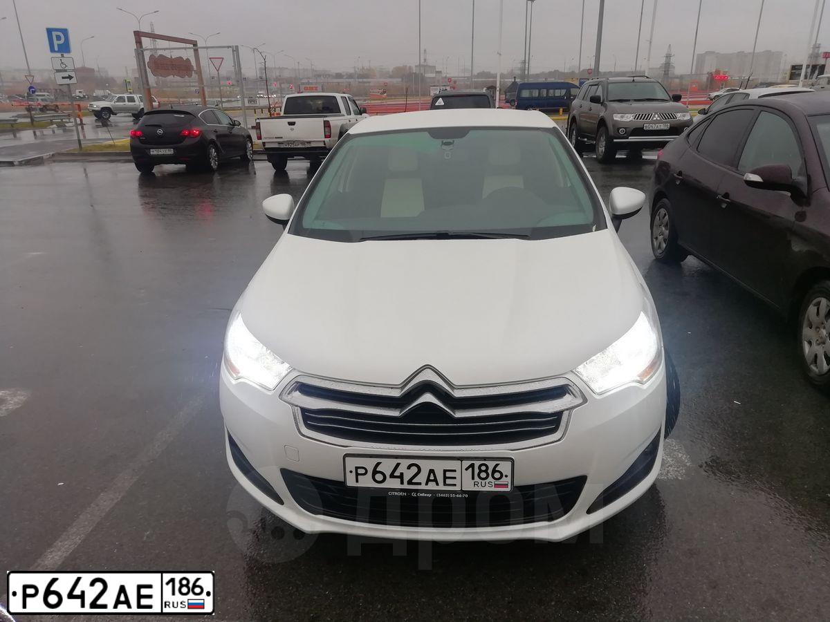 Фото автомобиля CITROEN C4, 2013 — госномер Р642АЕ186. Цвет: Белый