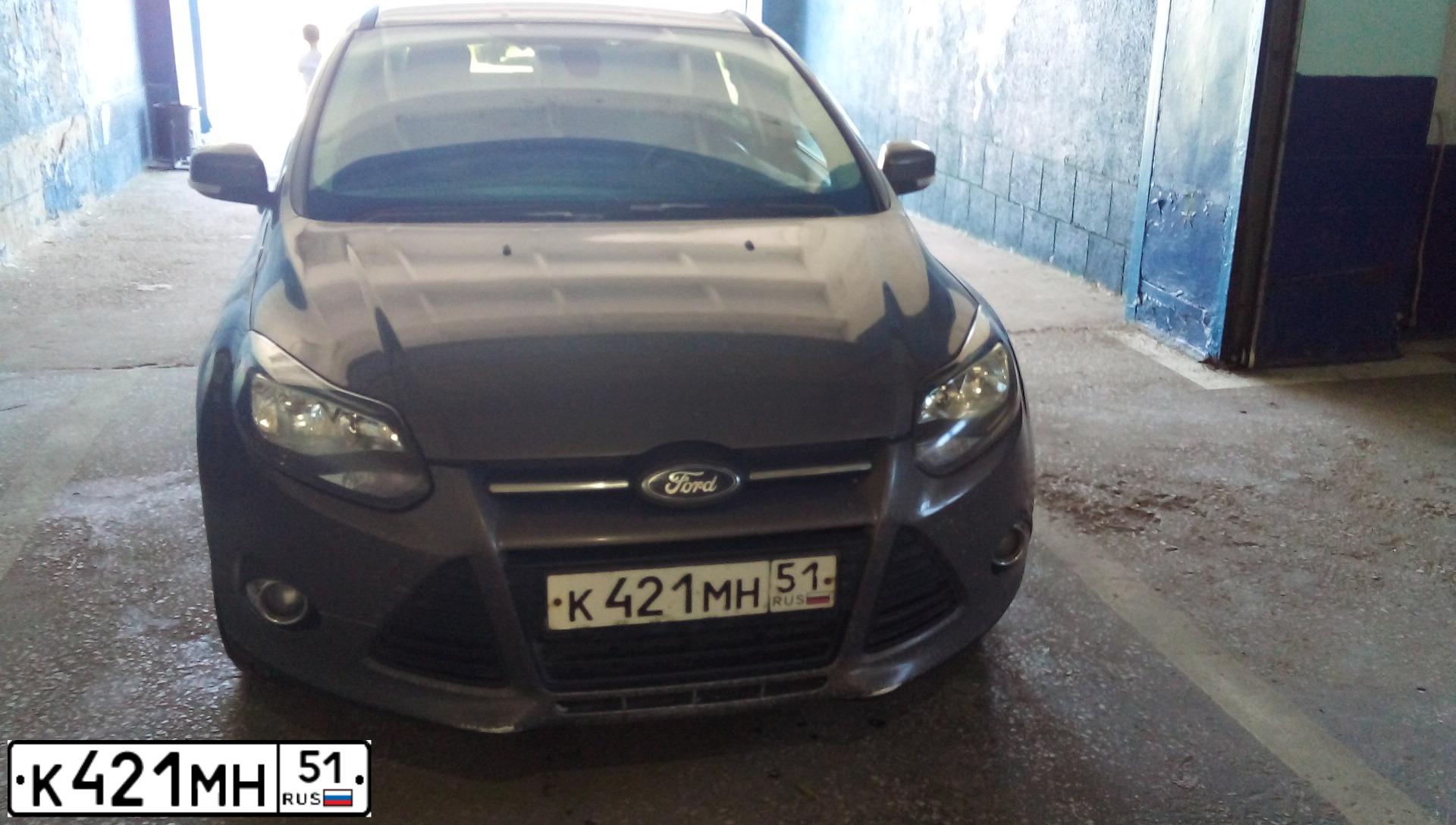 Фото автомобиля FORD FOCUS, 2012 — госномер К421МН51. Цвет: СЕРО-КОРИЧНЕВЫЙ
