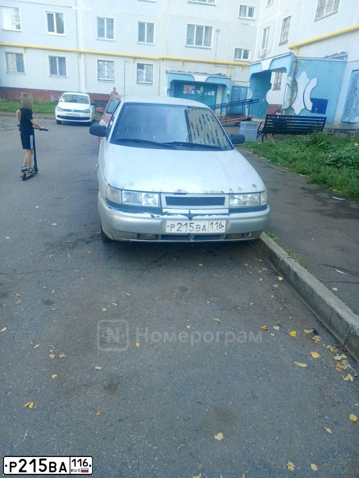 Фото автомобиля LADA 2112, 2006 — госномер Р215ВА116. Цвет: Светло-Серебристый металлик