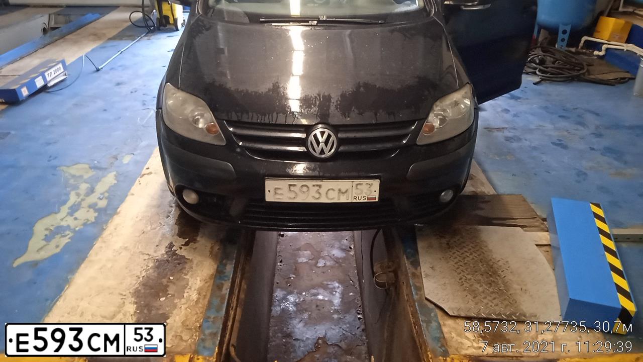 Фото автомобиля VOLKSWAGEN GOLF PLUS, 2007 — госномер Е593СМ53. Цвет: ЧЕРНЫЙ