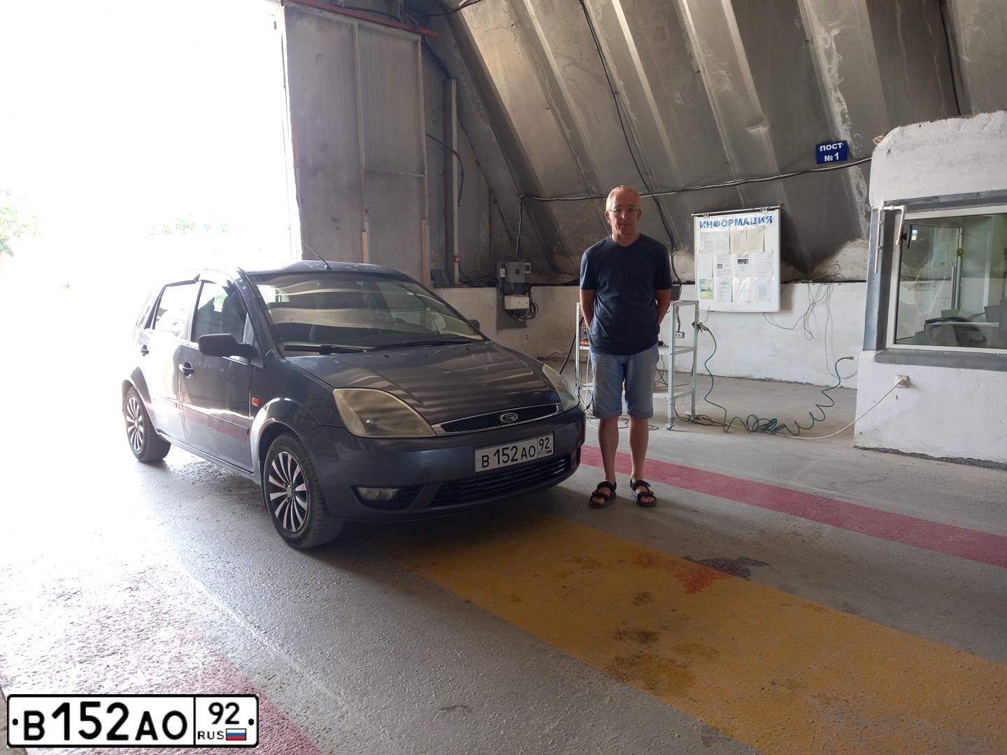 Фото автомобиля FORD FIESTA / ASPIRE, 2005 — госномер В152АО92. Цвет: ТЕМНО СЕРЫЙ