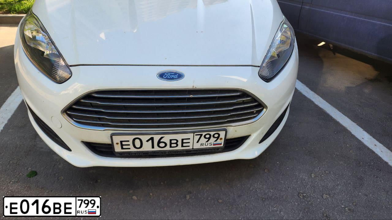 Фото автомобиля FORD FIESTA, 2017 — госномер У074АН550. Цвет: Белый