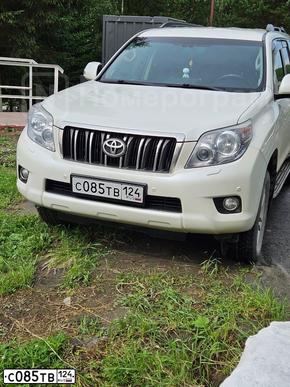 Фото автомобиля TOYOTA LANDCRUISER, 2013 — госномер С085ТВ124. Цвет: Белый
