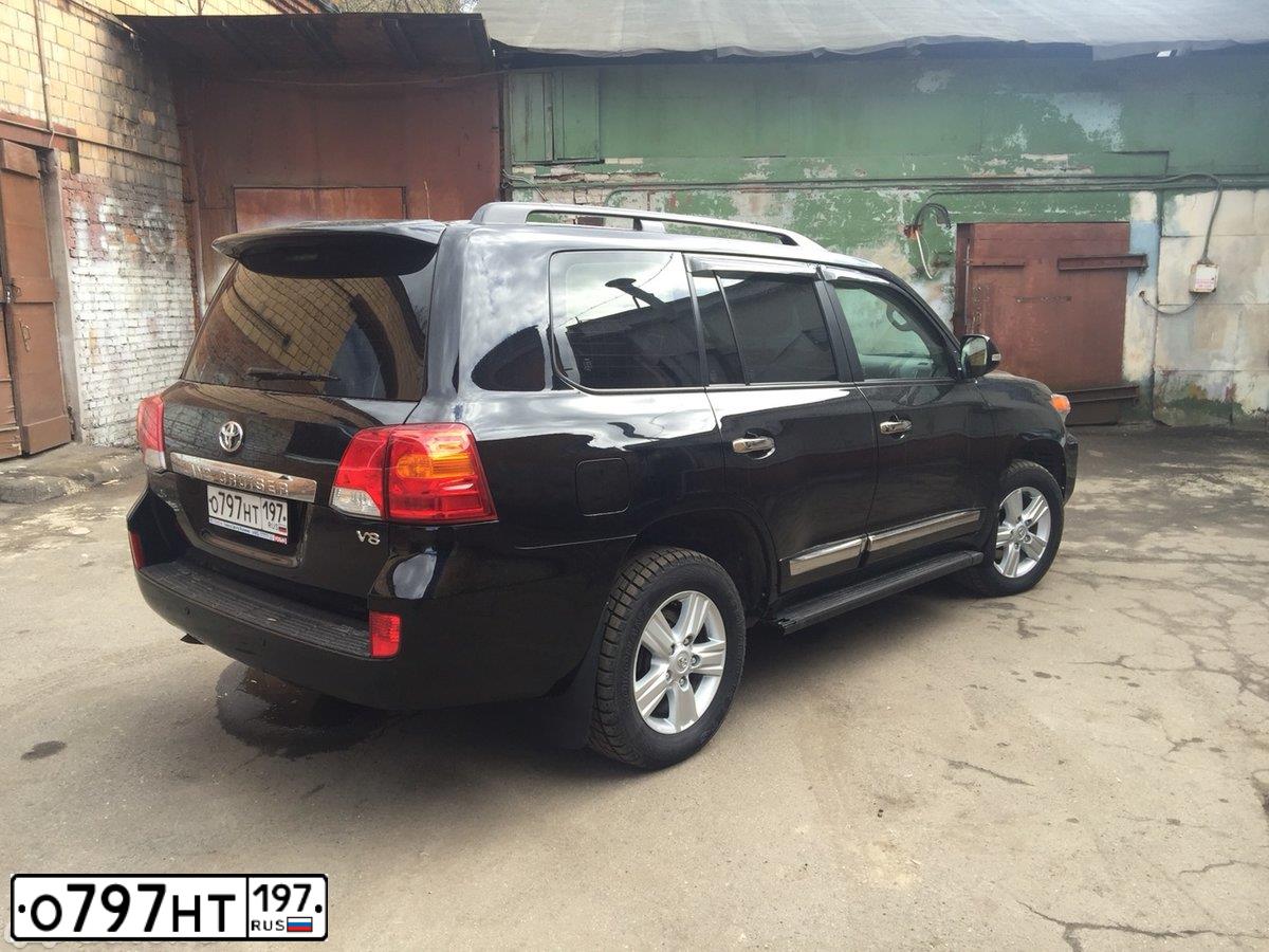 Фото автомобиля TOYOTA LANDCRUISER 200, 2012 — госномер Е635УС777. Цвет: ЧЕРНЫЙ