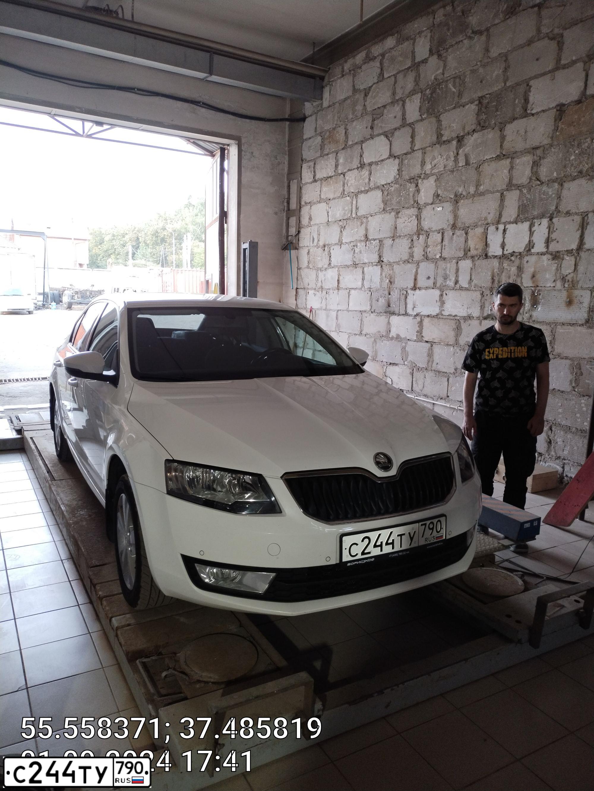 Фото автомобиля SKODA OCTAVIA, 2013 — госномер С244ТУ790. Цвет: Белый