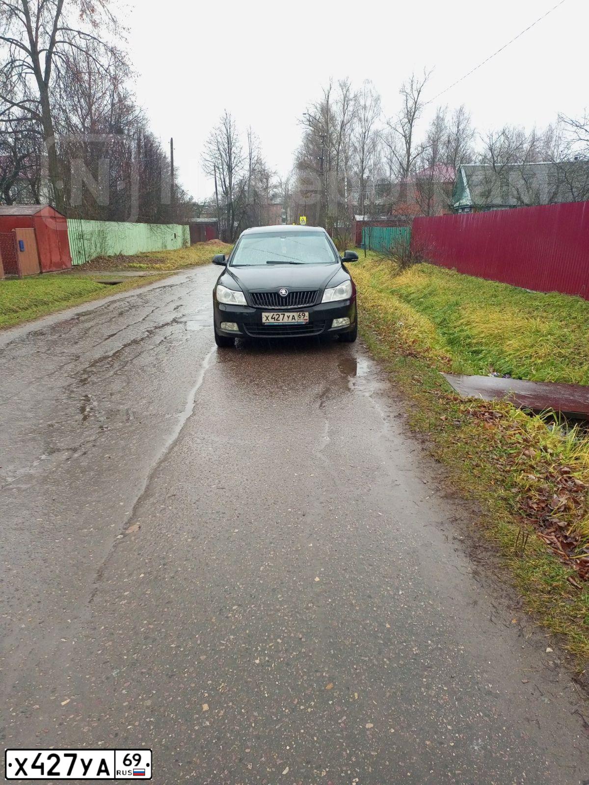 Фото автомобиля SKODA OCTAVIA, 2011 — госномер Х427УА69. Цвет: ЧЕРНЫЙ