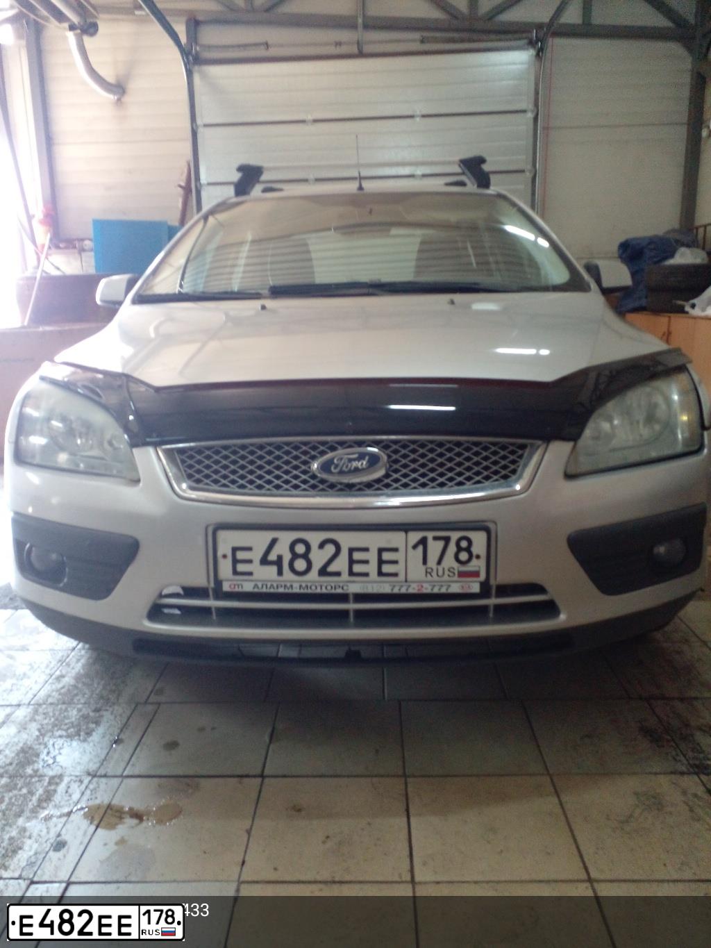 Фото автомобиля FORD FOCUS, 2005 — госномер Е482ЕЕ178. Цвет: СЕРЕБРИСТЫЙ