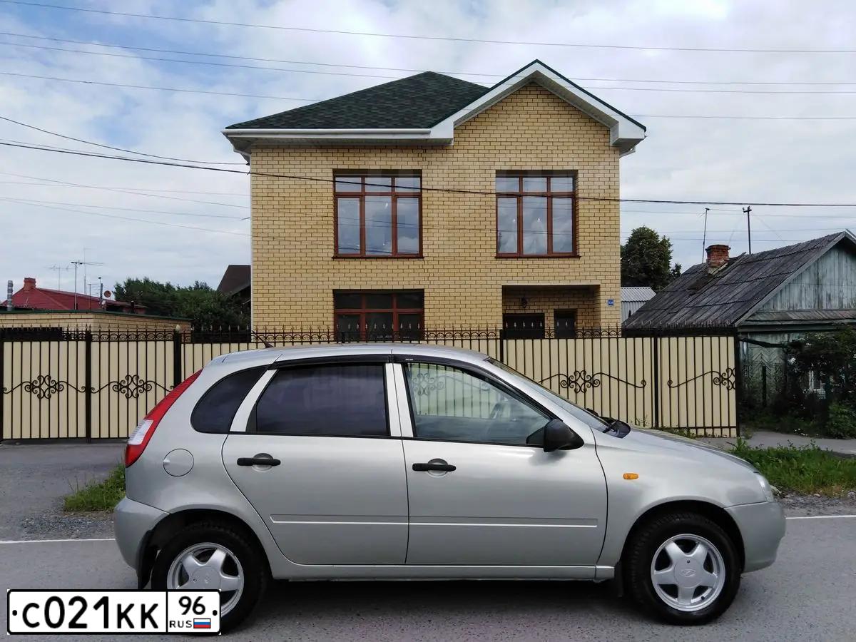 Фото автомобиля LADA 1119 KALINA, 2010 — госномер С021КК96. Цвет: Бело-желтый перламут