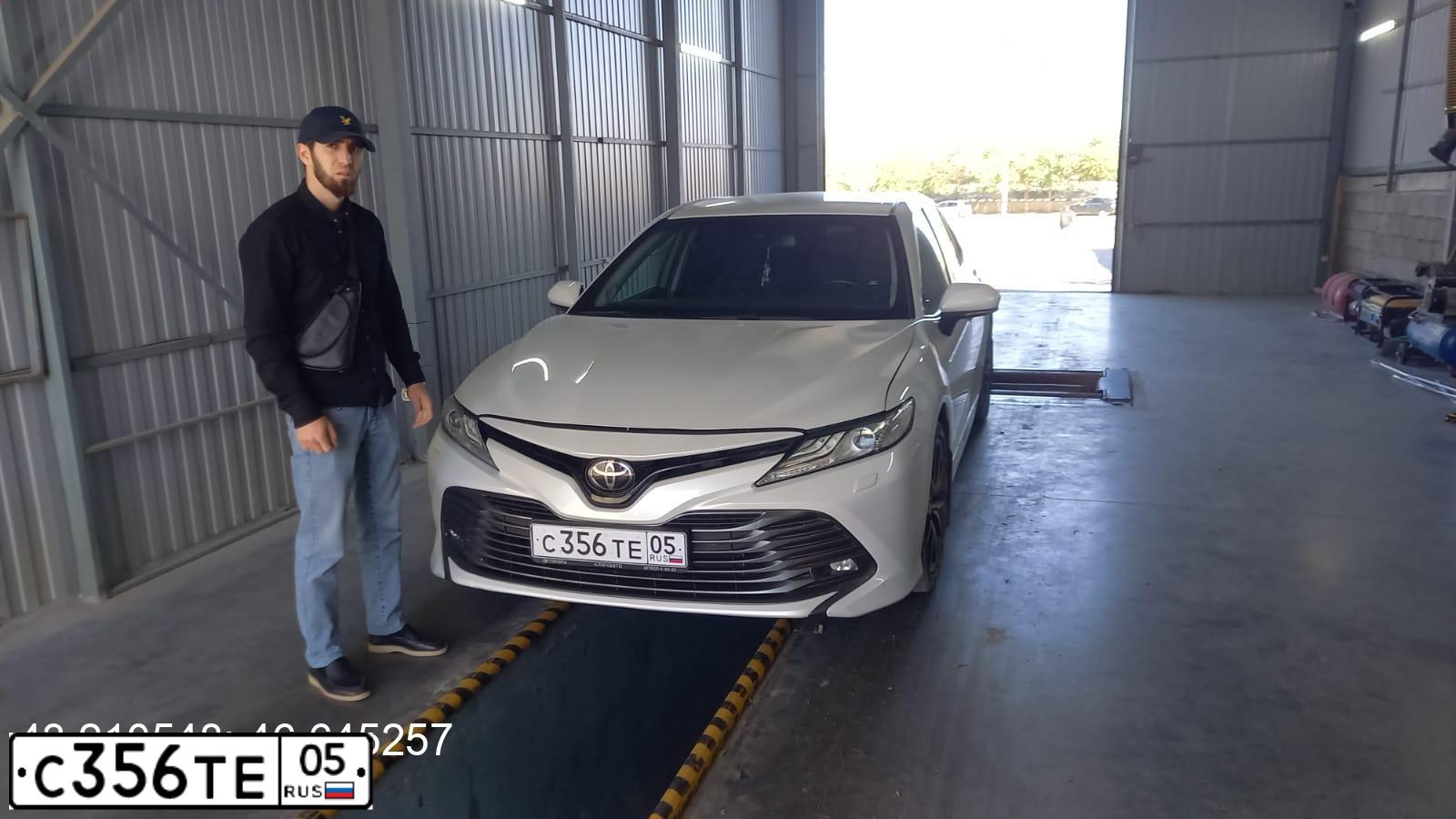 Фото автомобиля TOYOTA CAMRY, 2018 — госномер Е313ЕН95. Цвет: БЕЛЫЙ ПЕРЛАМУТР