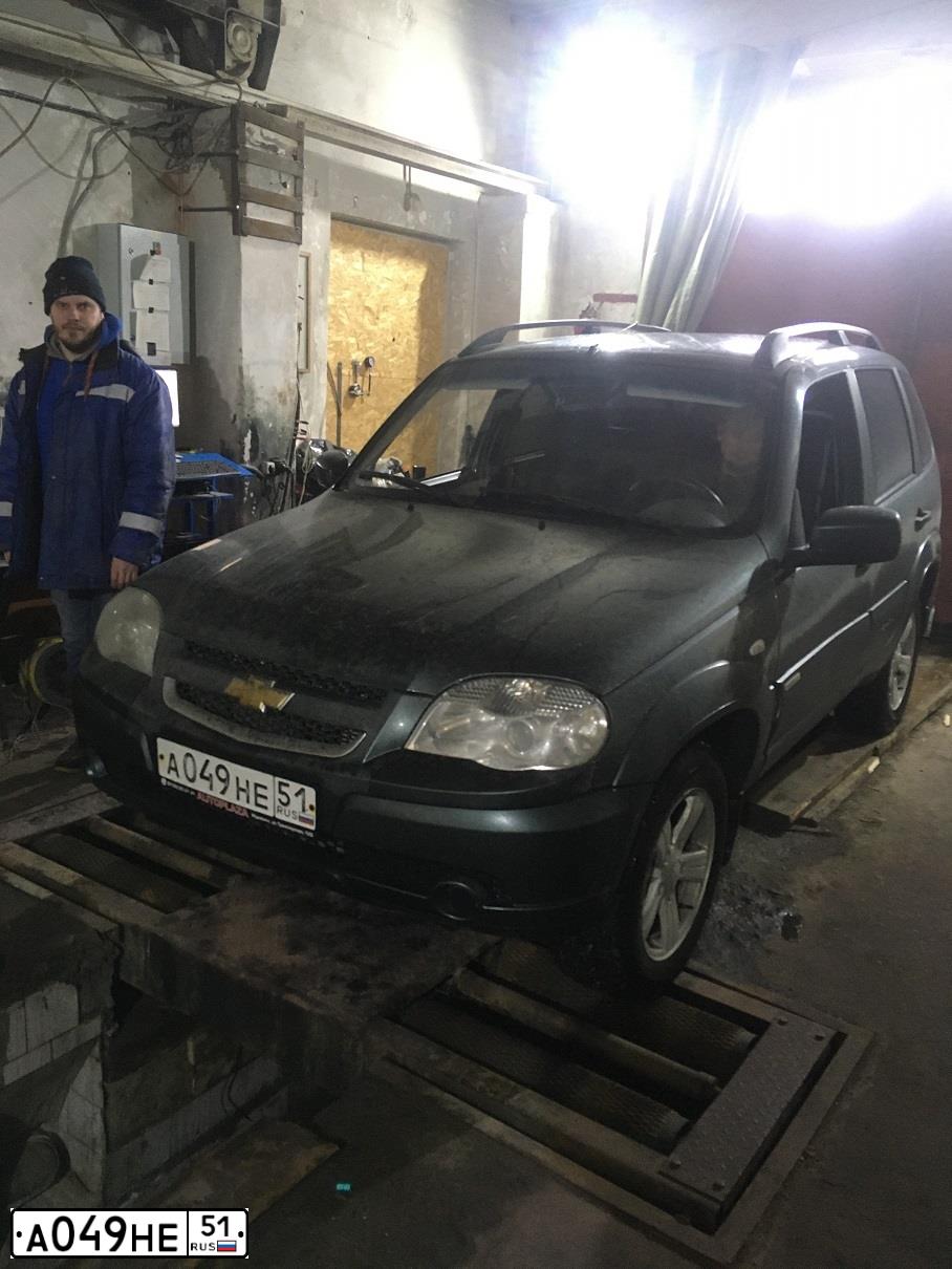 Фото автомобиля CHEVROLET NIVA, 2013 — госномер А049НЕ51. Цвет: темный серо-зеленый металлик