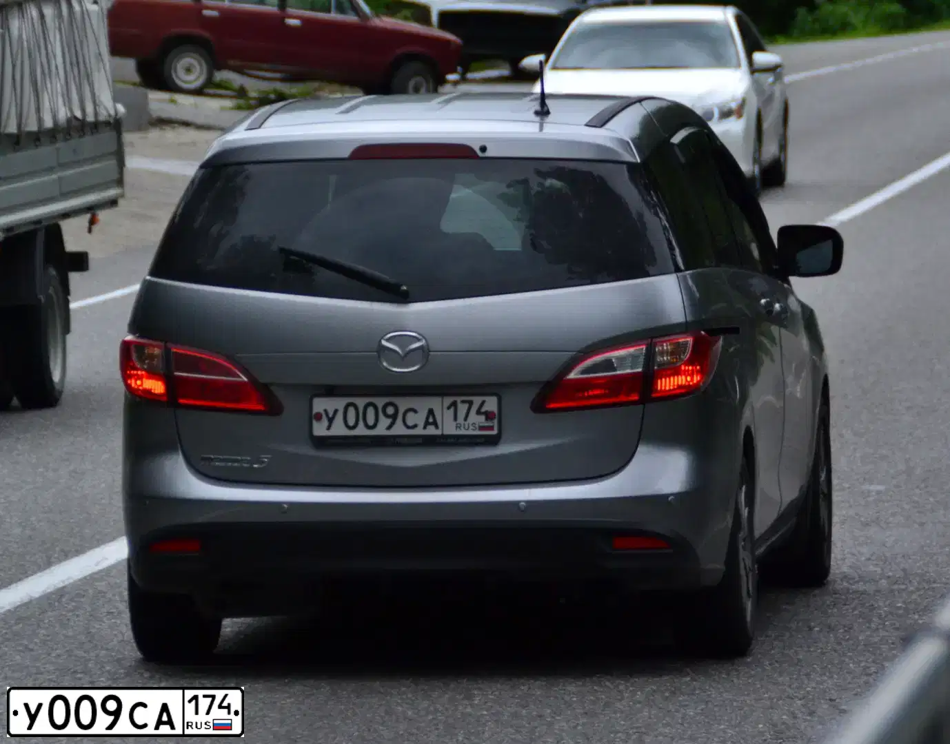 Фото автомобиля MAZDA 5, 2011 — госномер У009СА174. Цвет: Серебристый