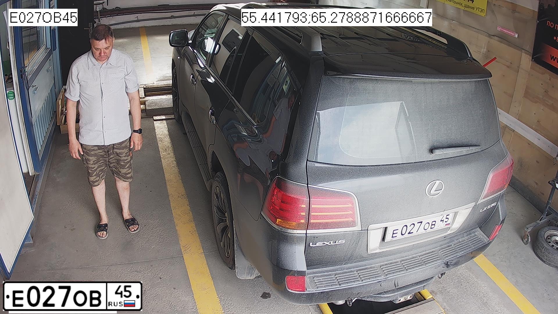 Фото автомобиля LEXUS LX, 2011 — госномер Е027ОВ45. Цвет: ЧЕРНЫЙ