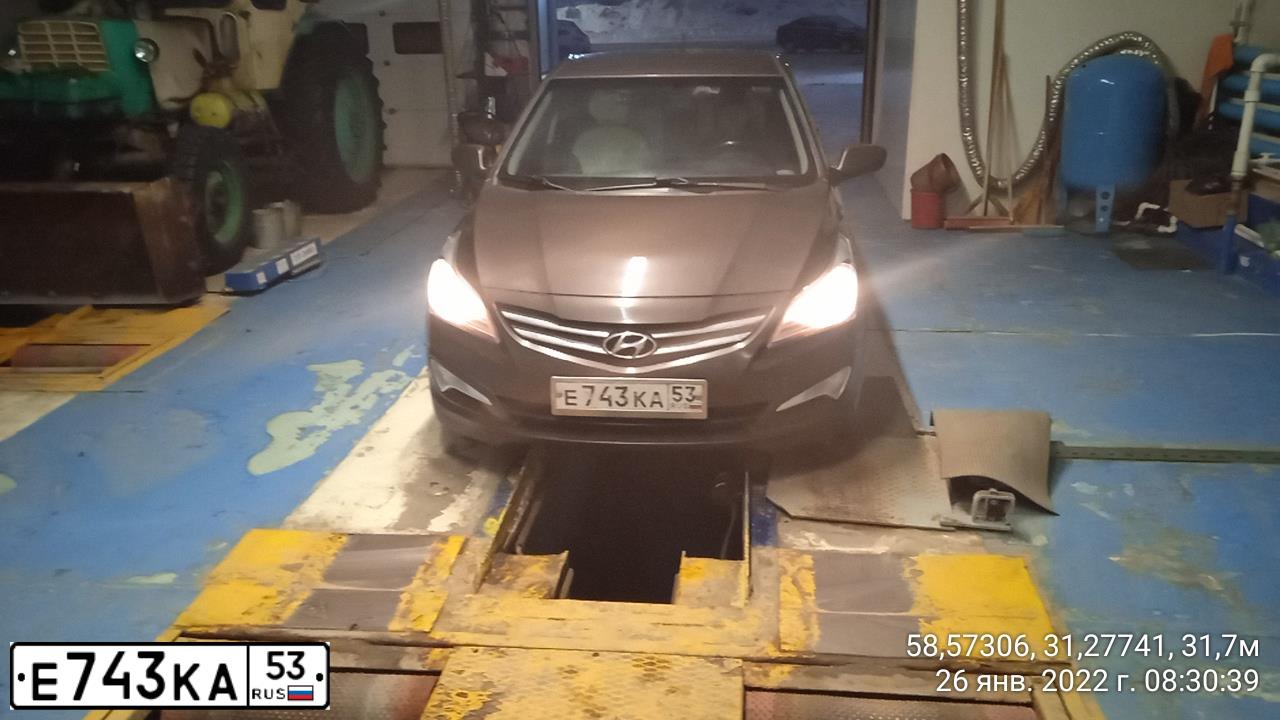 Фото автомобиля HYUNDAI SOLARIS, 2015 — госномер Е743КА53. Цвет: КОРИЧНЕВЫЙ