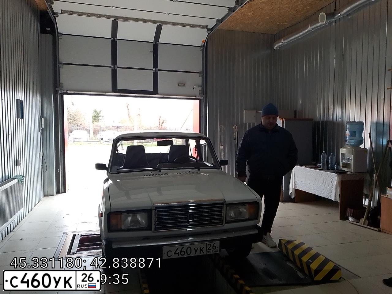 Фото автомобиля LADA 2107, 2003 — госномер С460УК26. Цвет: ЯРКО-БЕЛЫЙ