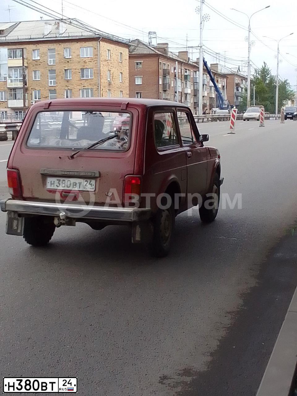Фото автомобиля LADA 2121 NIVA, 1997 — госномер Н380ВТ24. Цвет: КРАСНЫЙ