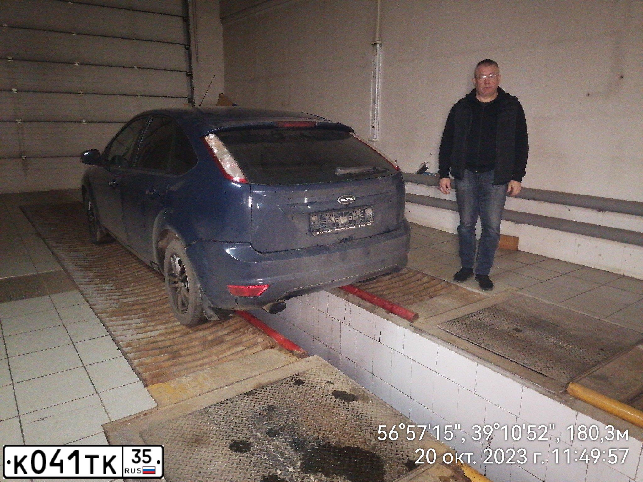 Фото автомобиля FORD FOCUS, 2011 — госномер К659СВ29. Цвет: Темно-синий