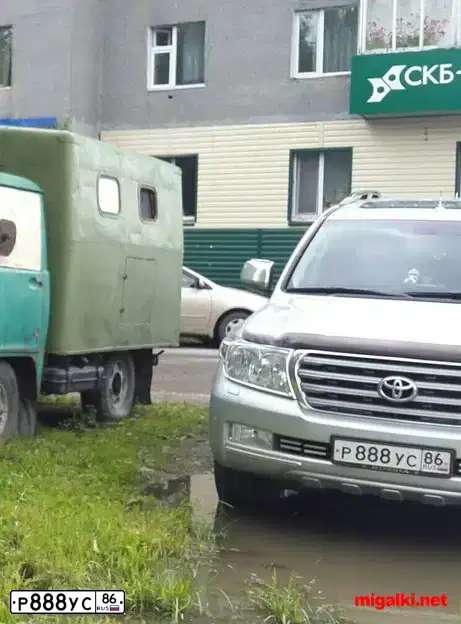 Фото автомобиля TOYOTA LANDCRUISER 200, 2007 — госномер Р888УС86. Цвет: СЕРЕБРИСТЫЙ