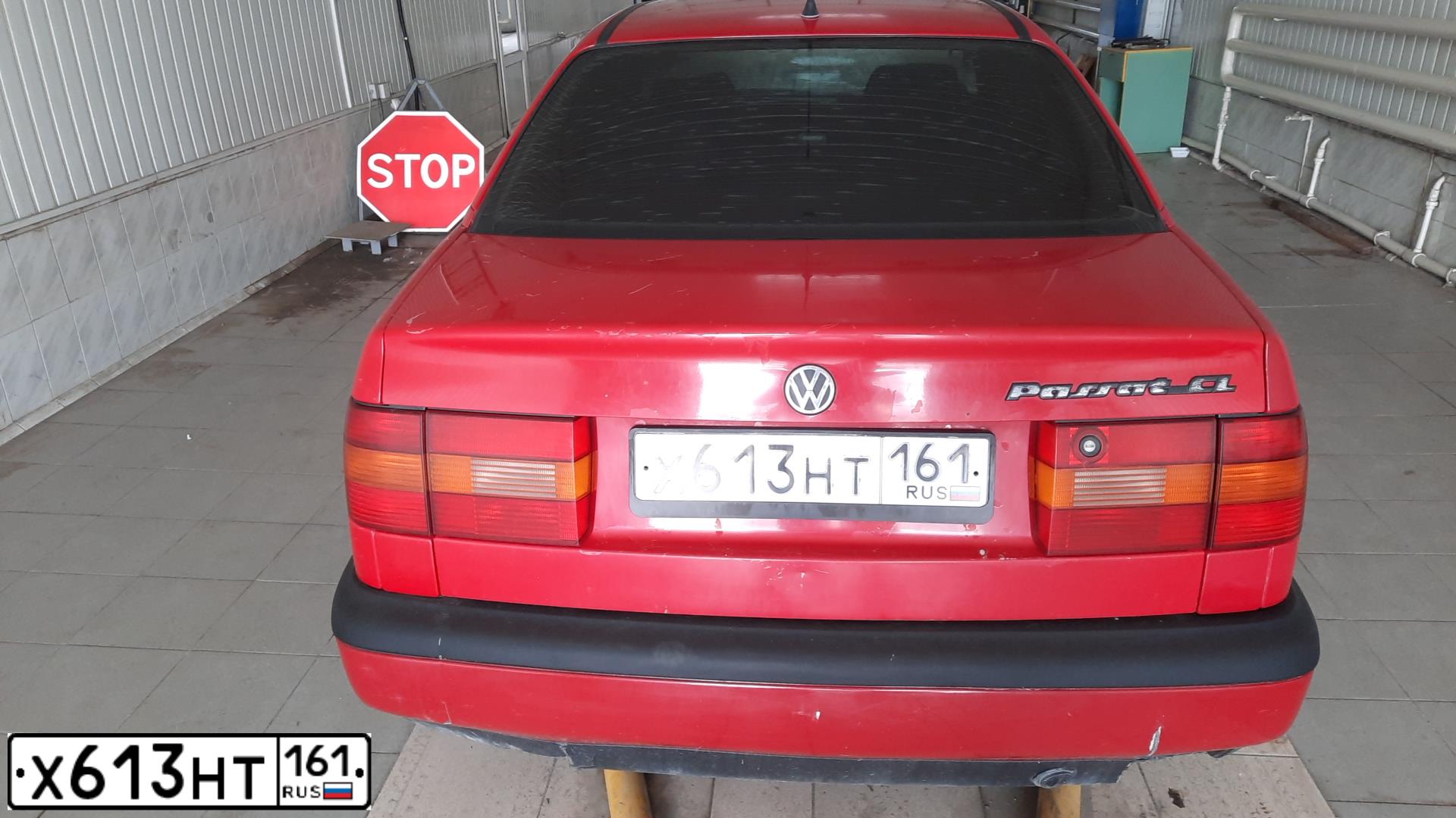 Фото автомобиля VOLKSWAGEN PASSAT, 1995 — госномер М045АУ180. Цвет: Красный