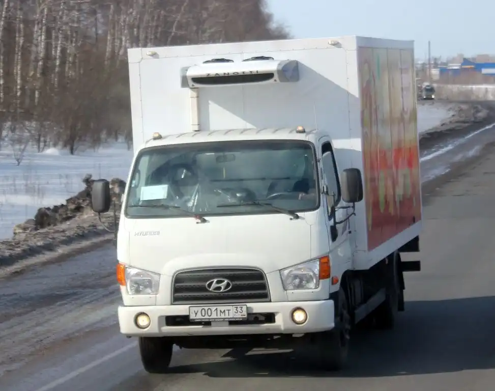 Фото автомобиля HYUNDAI MIGHTY, 2013 — госномер У001МТ33. Цвет: Белый