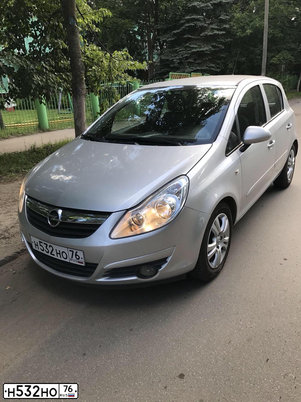 Фото автомобиля OPEL L CORSA, 2007 — госномер Н532НО76. Цвет: СВЕТЛО-СЕРЫЙ