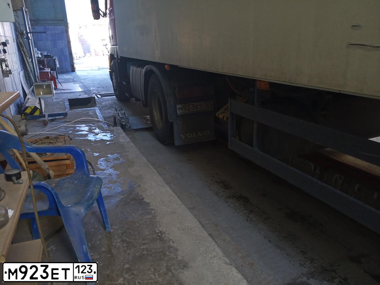 Фото автомобиля VOLVO SERIE FH /4X2/, 2000 — госномер М923ЕТ123. Цвет: Красный