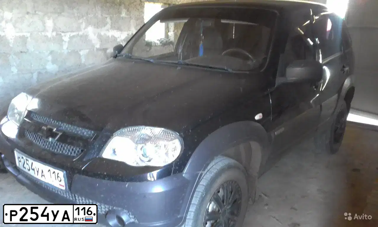 Фото автомобиля CHEVROLET NIVA, 2012 — госномер С449ЕР774. Цвет: Черно-синий металлик
