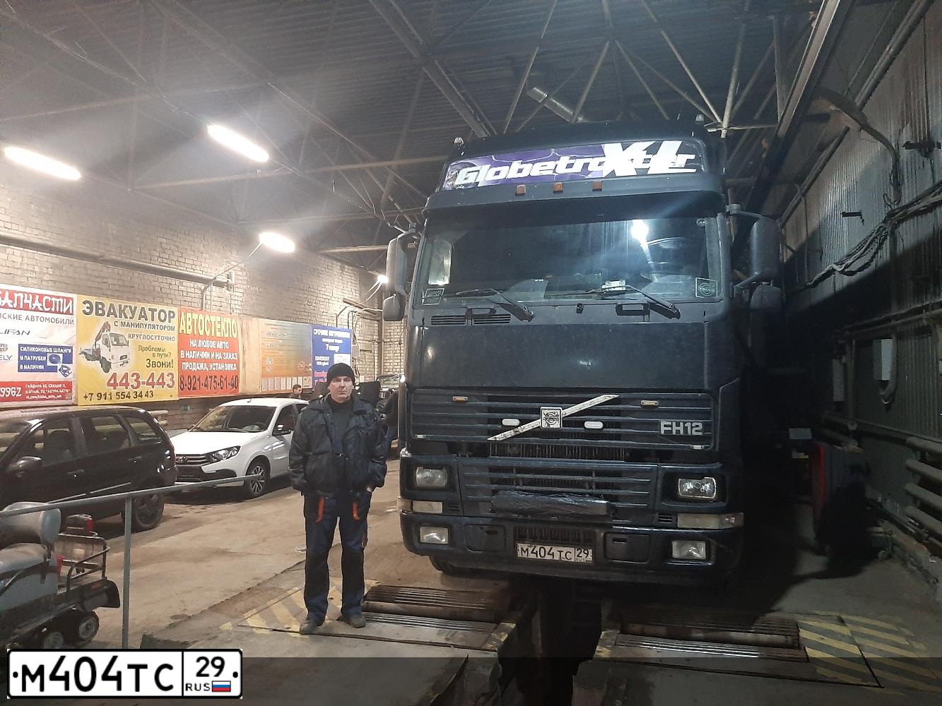 Фото автомобиля VOLVO O SERIE FH 4X2, 1999 — госномер М404ТС29. Цвет: ЧЕРНЫЙ