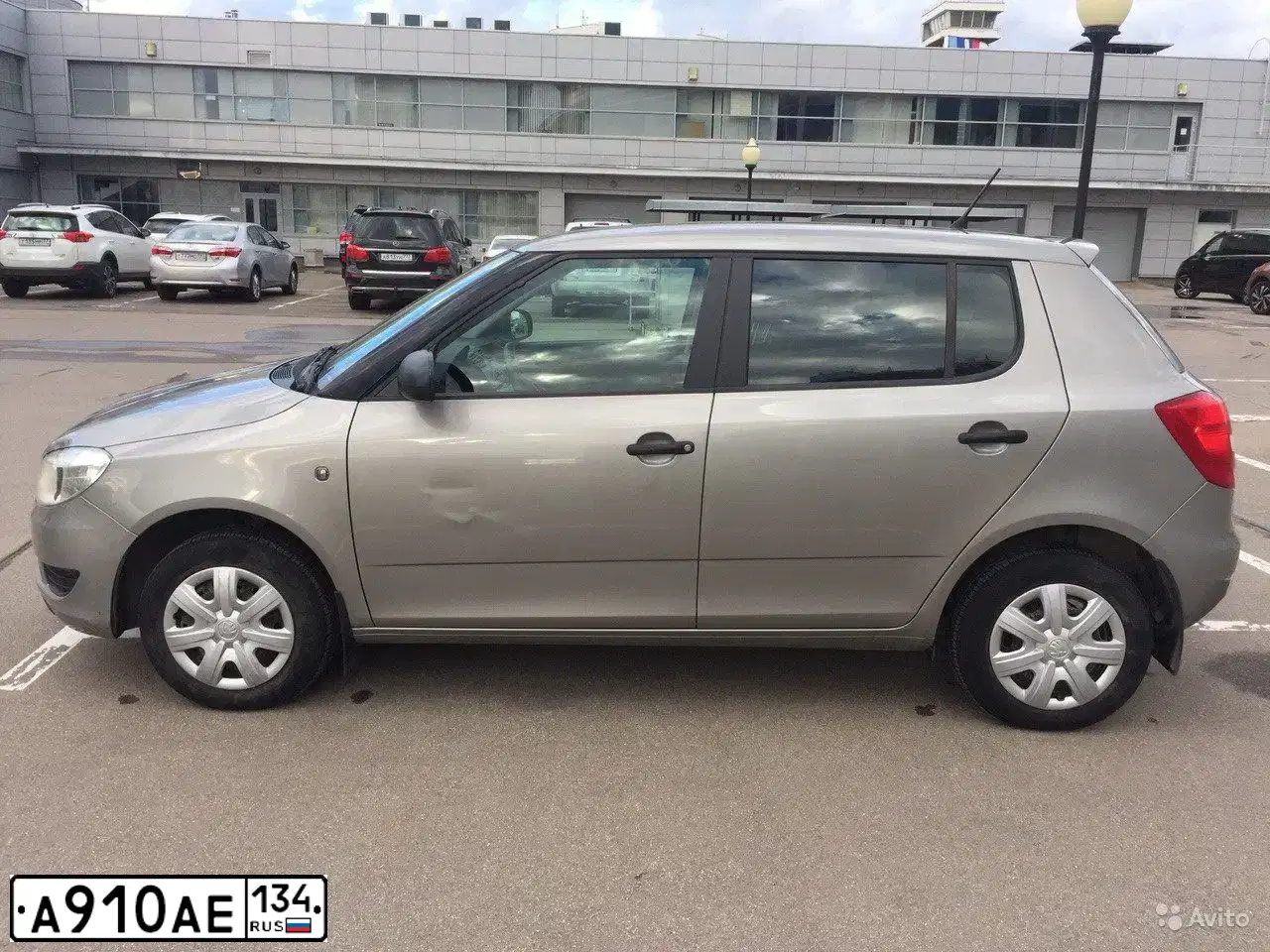 Фото автомобиля SKODA FABIA, 2013 — госномер С967ВЕ790. Цвет: БЕЖЕВЫЙ