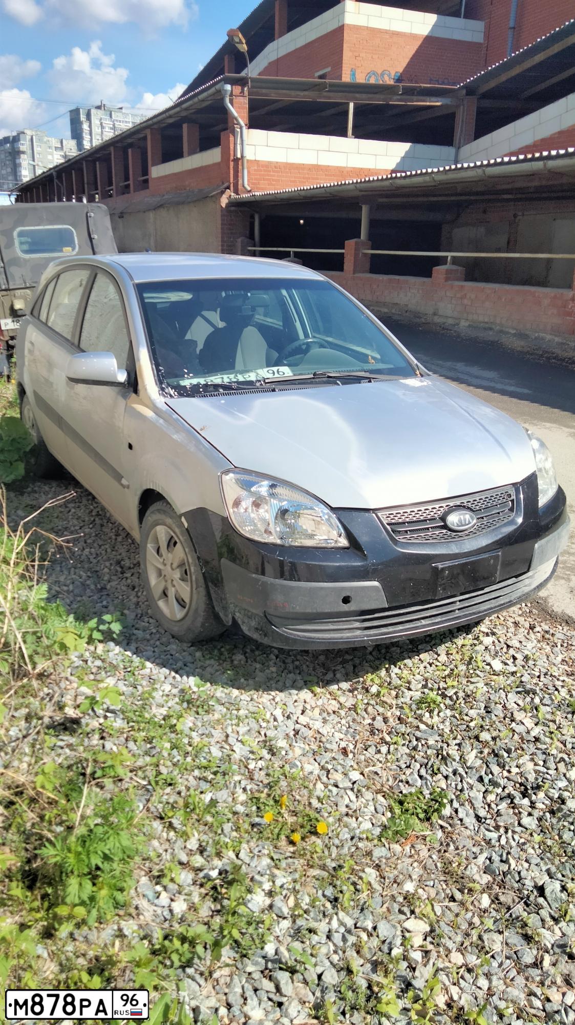 Фото автомобиля KIA RIO, 2009 — госномер С747ВЕ196. Цвет: СЕРЕБРИСТЫЙ