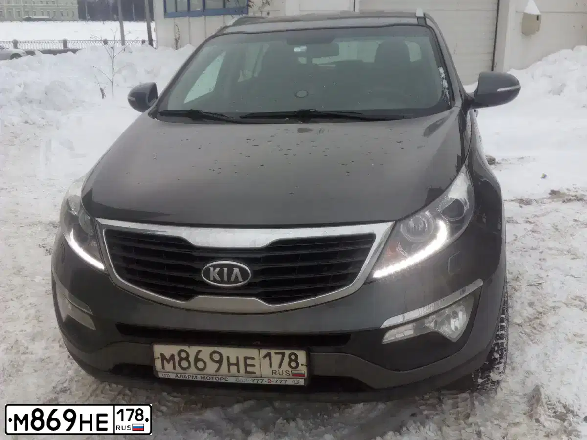 Фото автомобиля KIA SPORTAGE, 2012 — госномер М869НЕ178. Цвет: серебристый