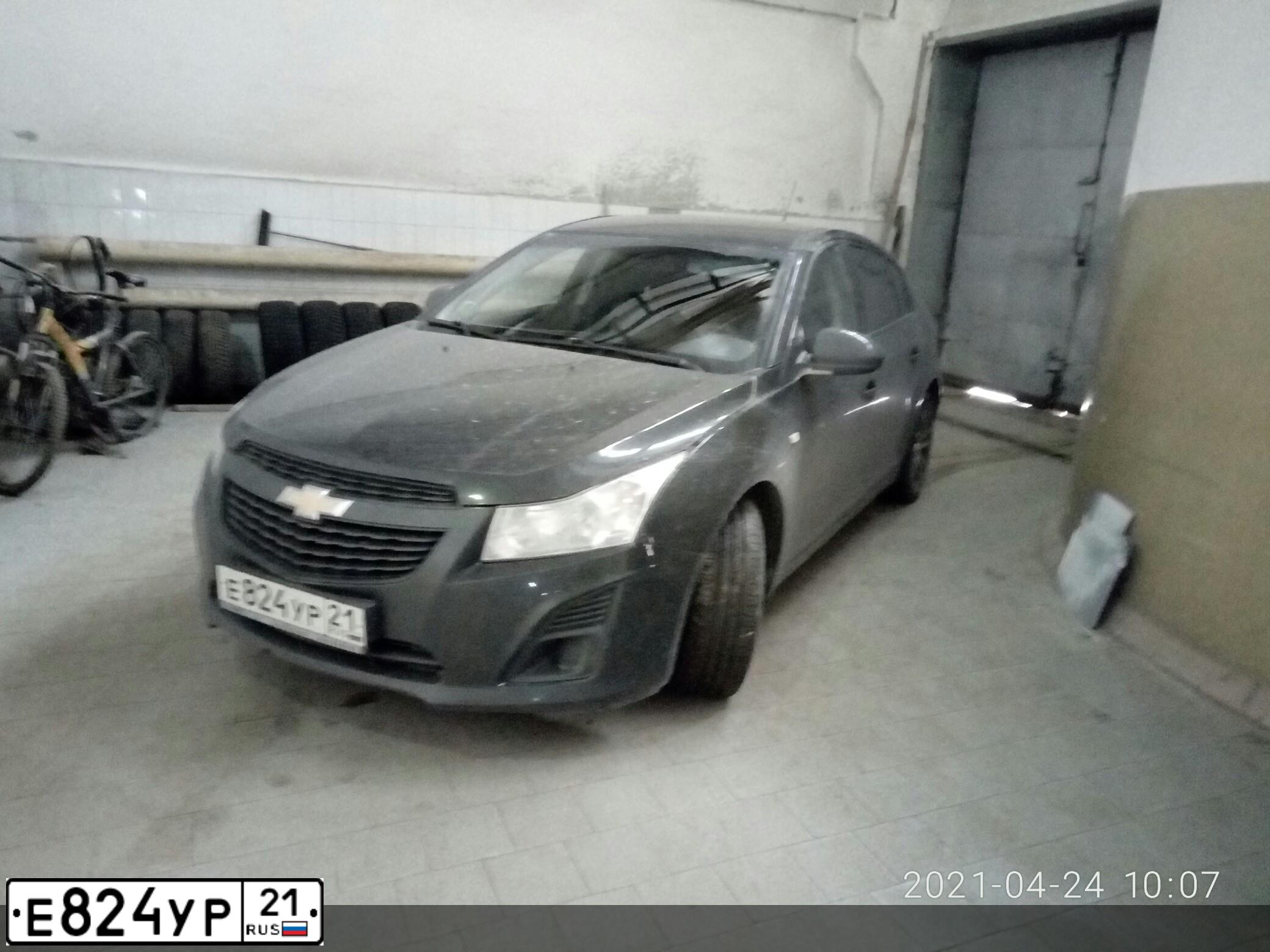 Фото автомобиля CHEVROLET CRUZE, 2013 — госномер Е824УР21. Цвет: ЧЕРНЫЙ МЕТАЛЛИК