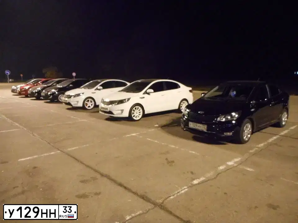 Фото автомобиля KIA RIO, 2015 — госномер У129НН33. Цвет: ЧЕРНЫЙ