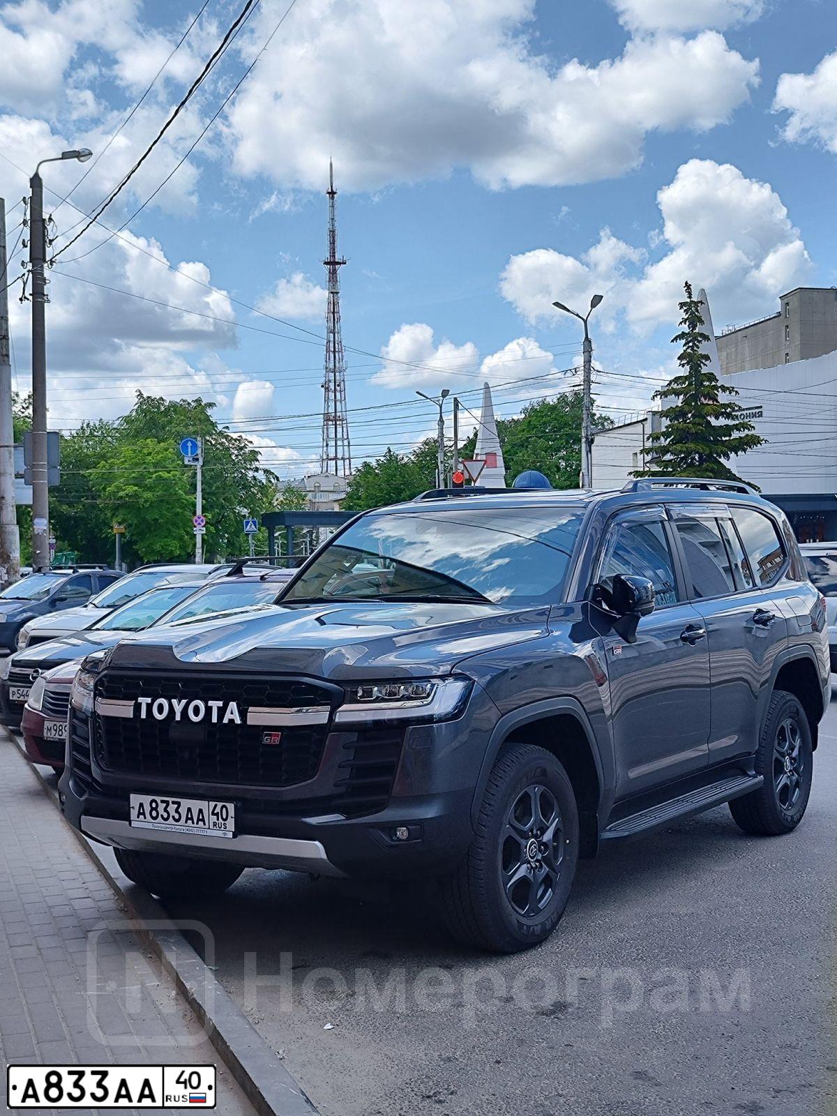 Фото автомобиля MITSUBISHI PAJERO, 2013 — госномер А833АА40. Цвет: СЕРЕБРИСТЫЙ