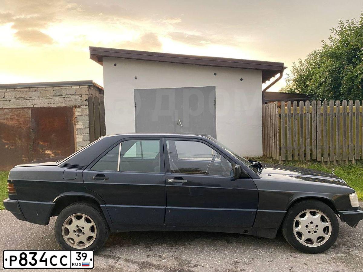 Фото автомобиля MERCEDES C-KLASSE, 1990 — госномер С274ХО39. Цвет: синий