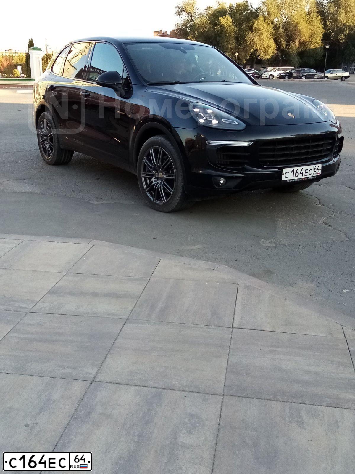 Фото автомобиля PORSCHE CAYENNE, 2015 — госномер С164ЕС64. Цвет: ЧЕРНЫЙ