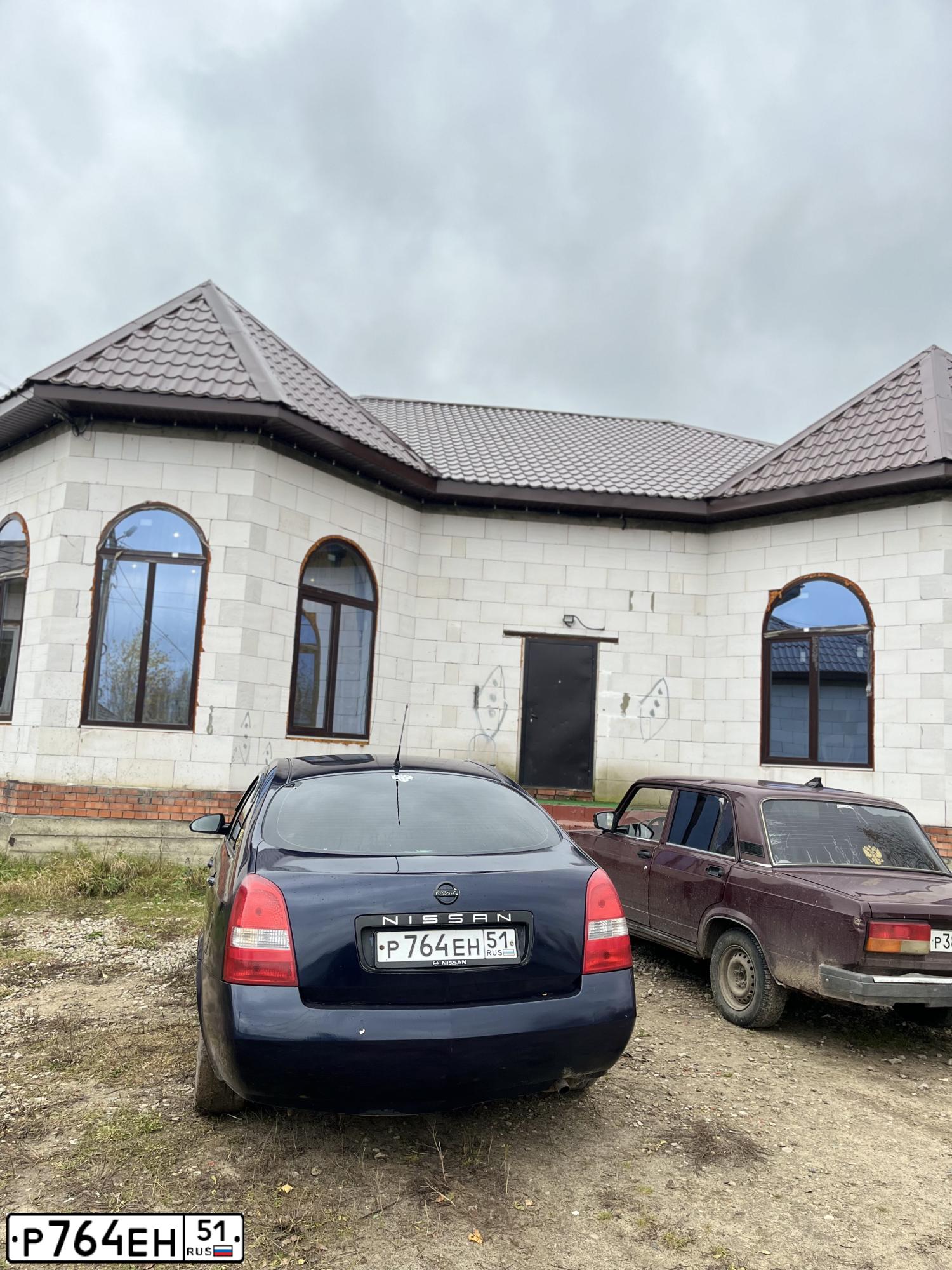 Фото автомобиля NISSAN PRIMERA, 2004 — госномер Р764ЕН51. Цвет: Темно-синий