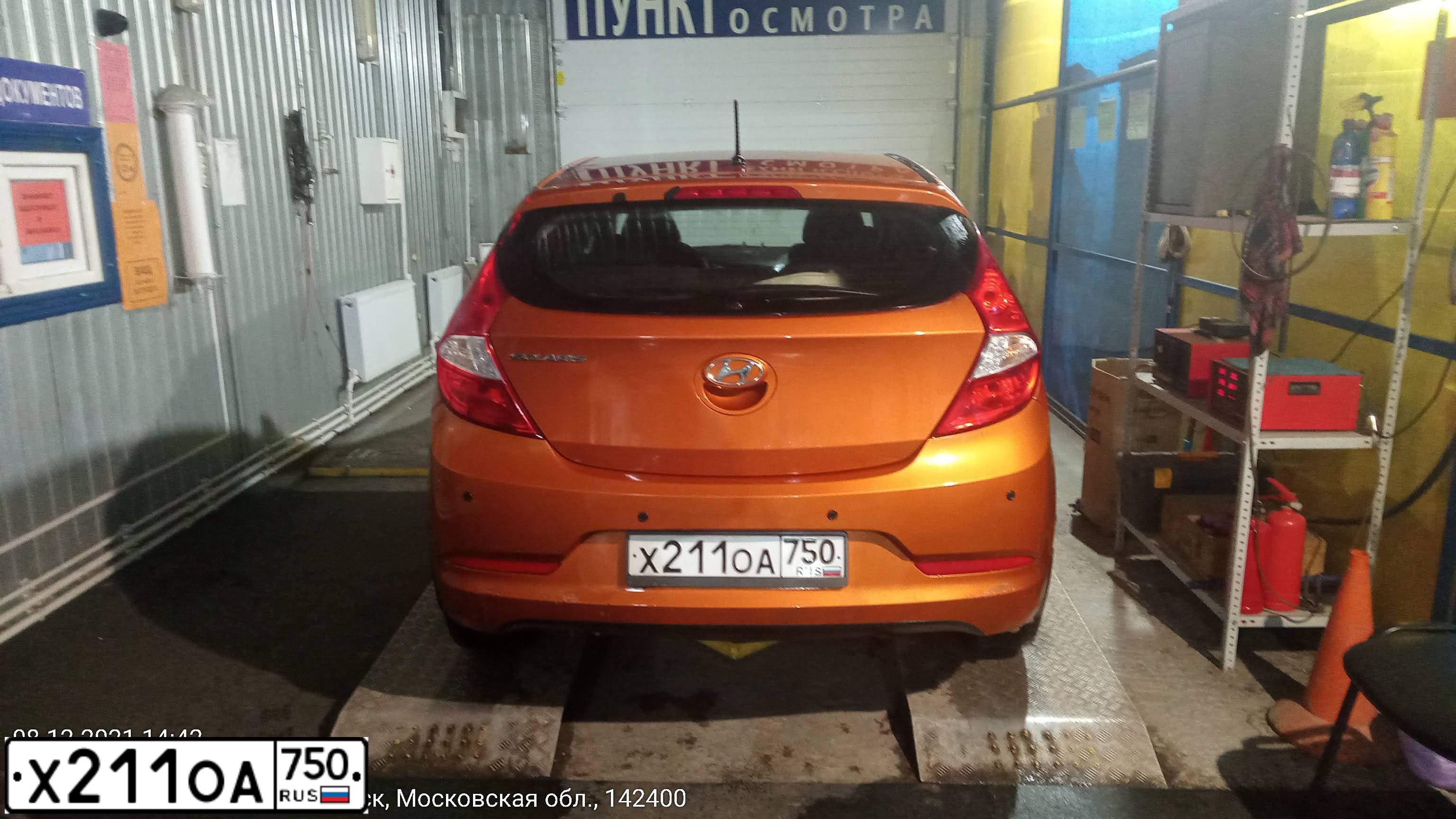 Фото автомобиля HYUNDAI SOLARIS, 2016 — госномер Х211ОА750. Цвет: ОРАНЖЕВЫЙ