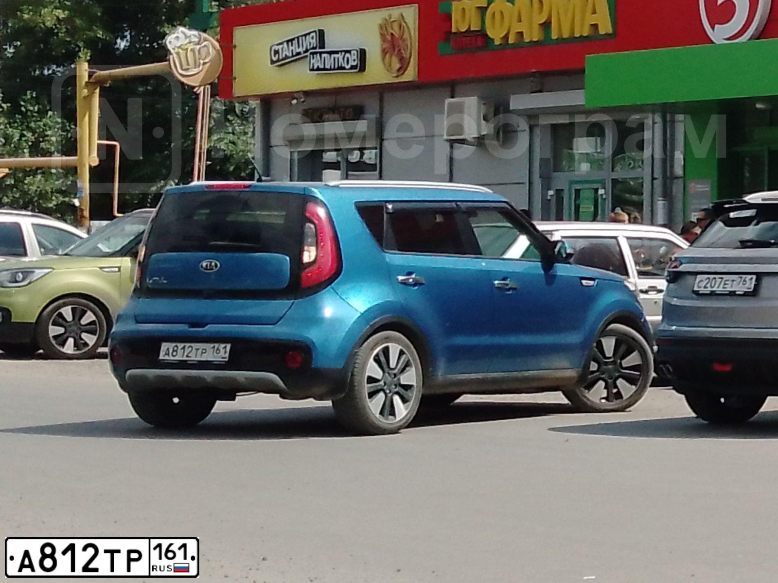 Фото автомобиля KIA SOUL, 2018 — госномер А812ТР161. Цвет: СИНИЙ
