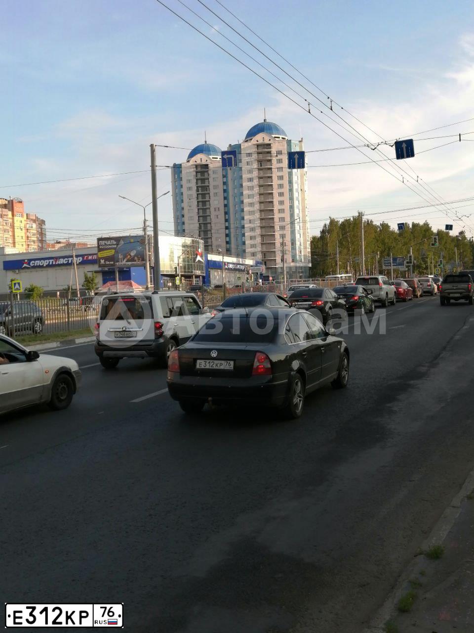 Фото автомобиля VOLKSWAGEN PASSAT, 2001 — госномер Е312КР76. Цвет: ЧЕРНЫЙ