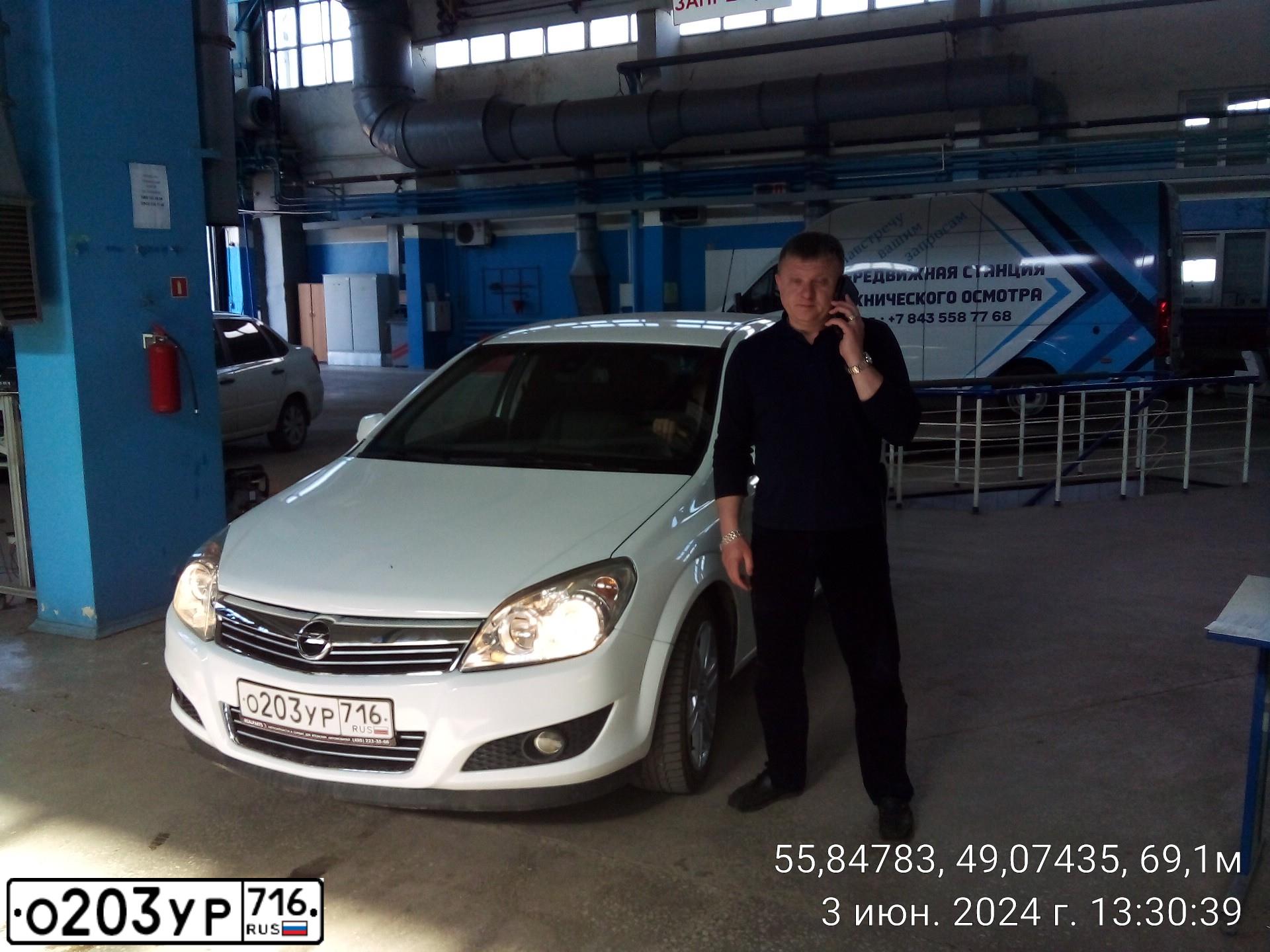 Фото автомобиля OPEL ASTRA, 2012 — госномер О203УР716. Цвет: Белый