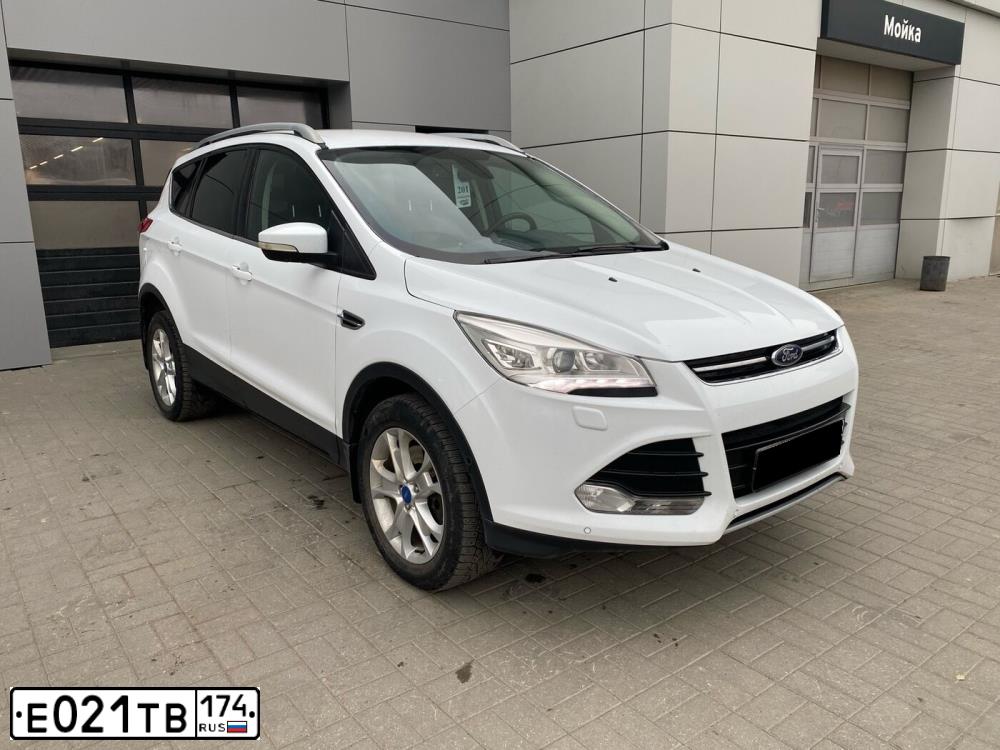Фото автомобиля FORD KUGA, 2014 — госномер Е021ТВ174. Цвет: Белый