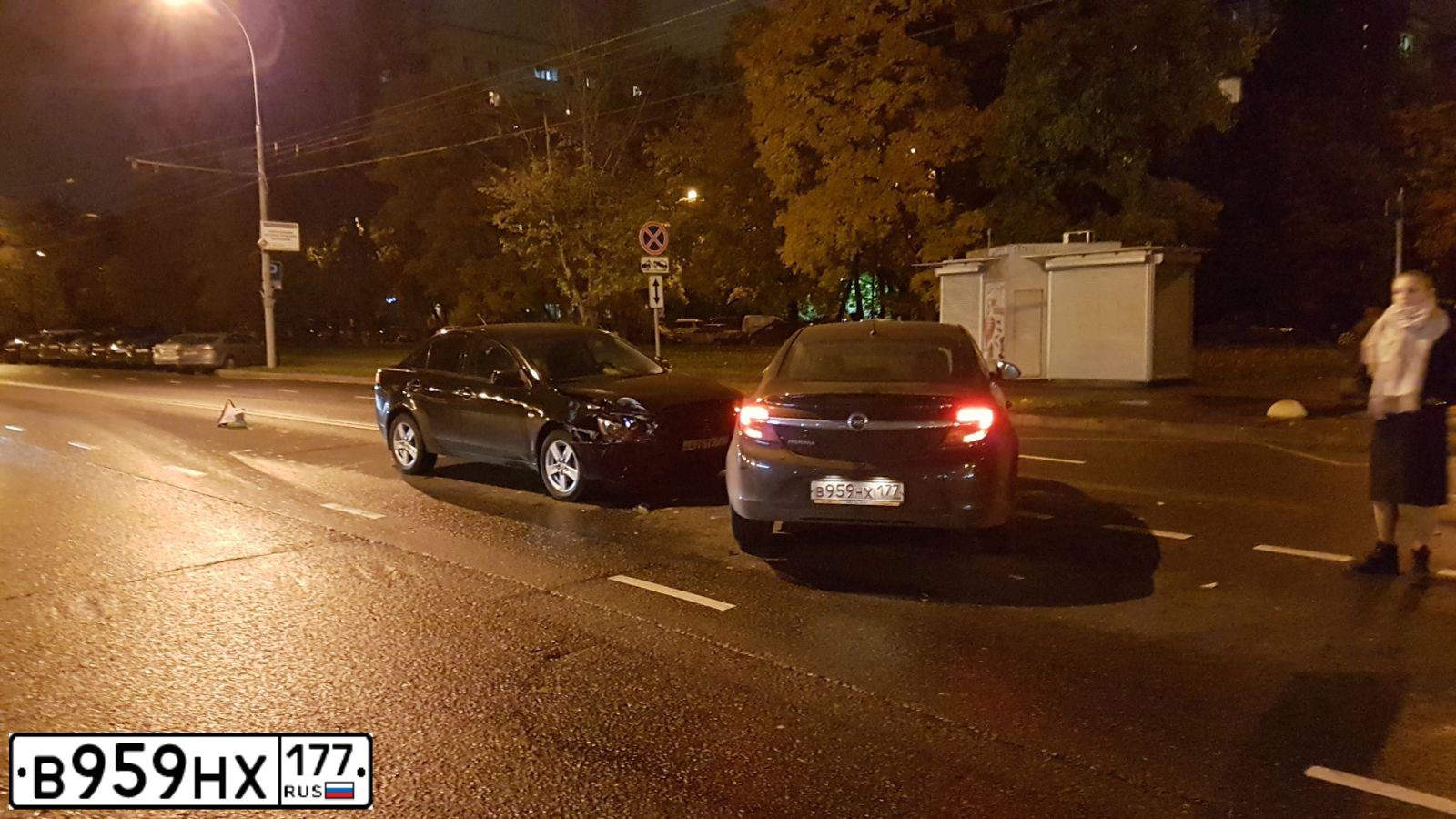 Фото автомобиля OPEL INSIGNIA, 2014 — госномер Е005ВВ777. Цвет: ЧЕРНЫЙ