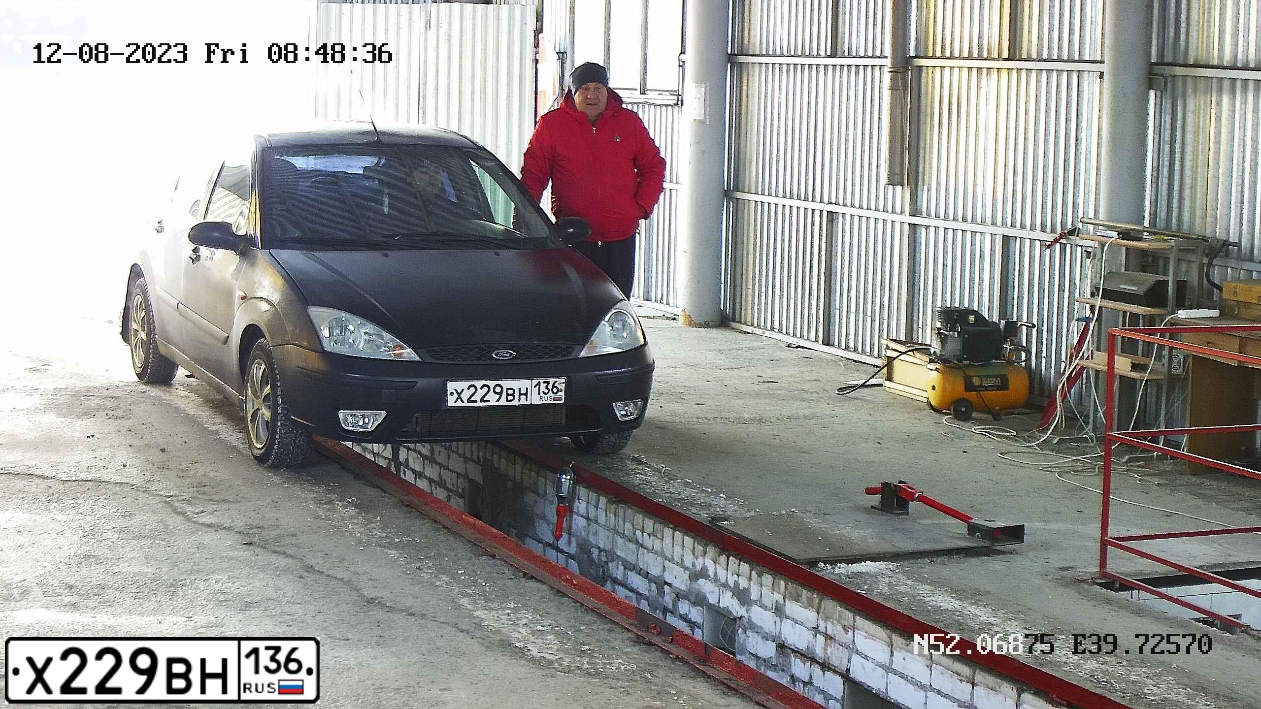 Фото автомобиля FORD FOCUS, 2004 — госномер Х229ВН136. Цвет: ЧЕРНЫЙ